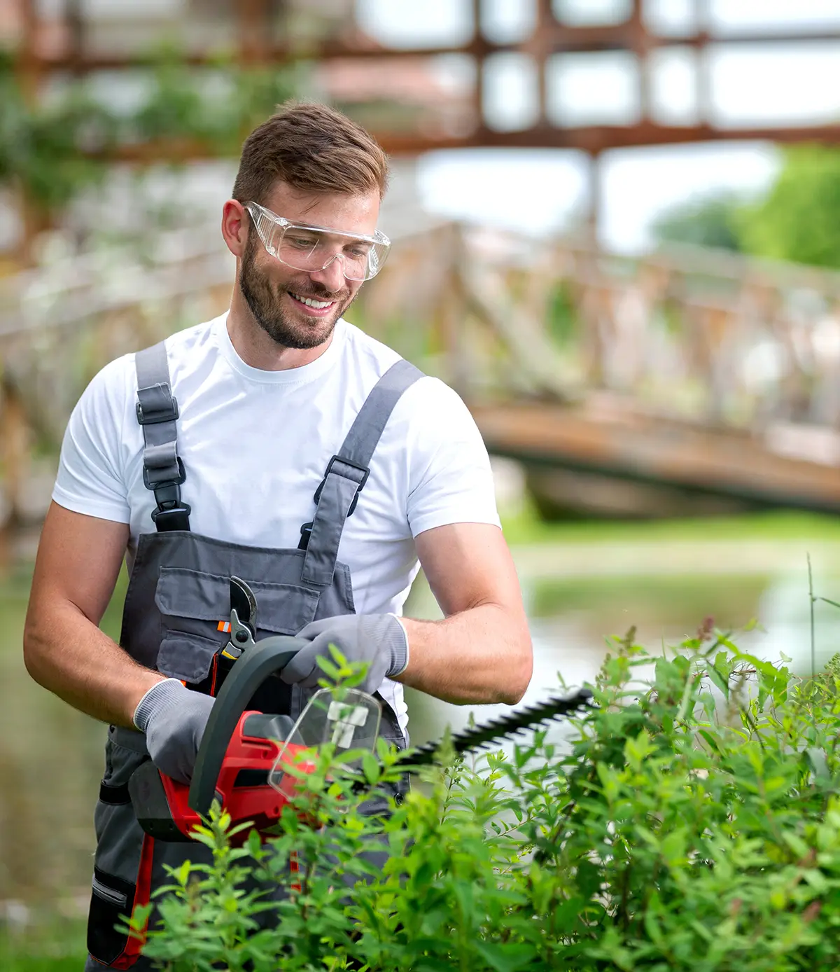 Gutaussehender Mann in Gärtnerkleidung - Gartenarbeiten - Hannover