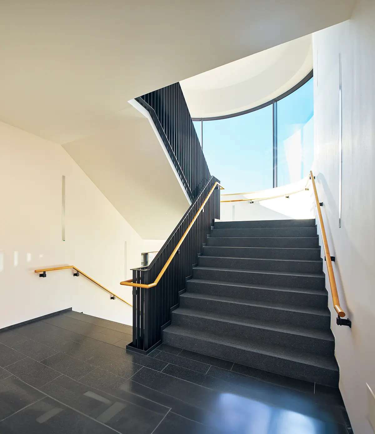 Treppenhaus modern Gebäude Fenster - Treppenhausreinigung Hannover